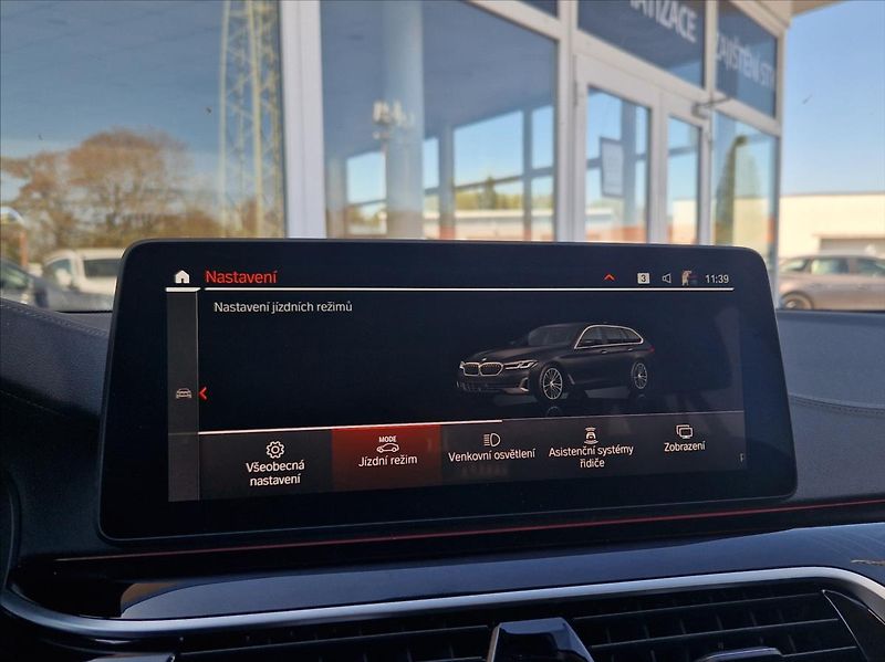 BMW Řada 5 3,0 530d TOURING KOMPLETVÝBAVA - fotka 30 z 39