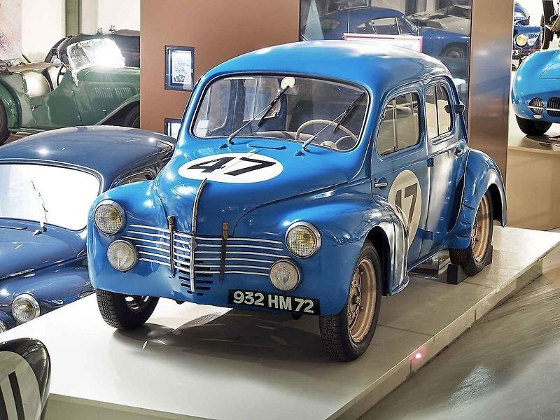 Renault 4CV byl prvním francouzským vozem s více než milionem vyrobených kusů. Zároveň se stal prvním západním osobním automobilem dováženým do někdejšího socialistického Československa. Foto: Wikimedia Commons, François Goglins, CC BY-SA 4.0