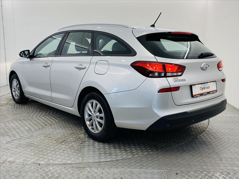 Hyundai i30 1,4 T-GDi 103kW - fotka 21 z 24