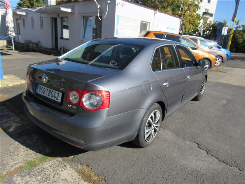 Volkswagen Jetta 2,0 TDi 103kW - fotka 4 z 24