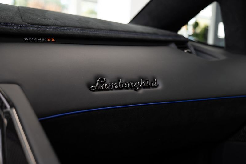 Lamborghini Aventador LP750-4 SV Roadster 1/599 - fotka 16 z 29