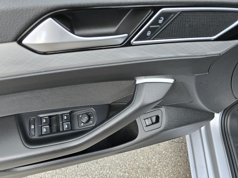 Volkswagen Passat DSG 2,0TDI BUSINESS NAVI - DPH - fotka 19 z 35