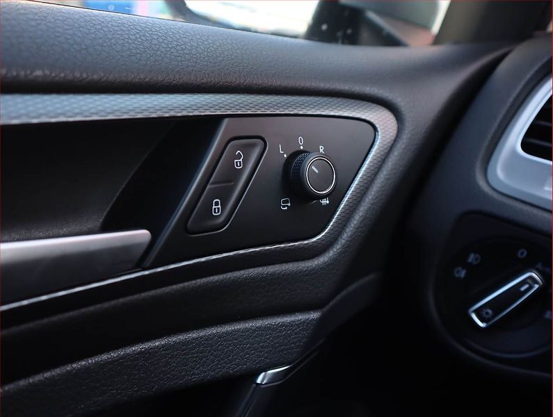 Volkswagen Golf (2015) 1.6 TDI, Navi, Xenony - fotka 19 z 20