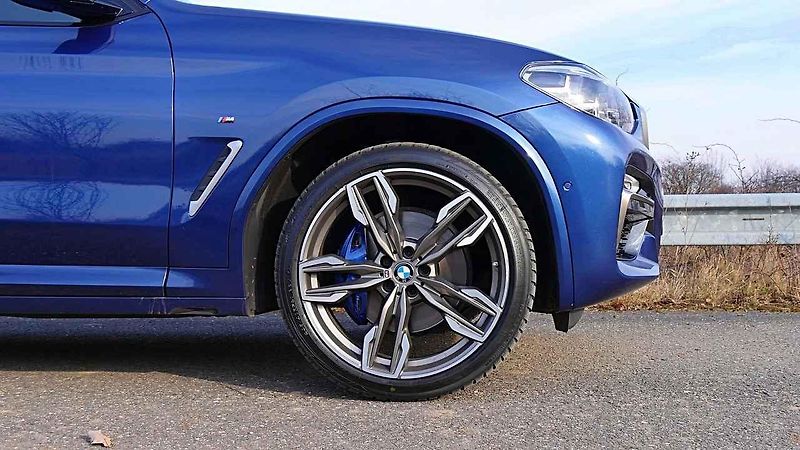BMW X3 M40i.