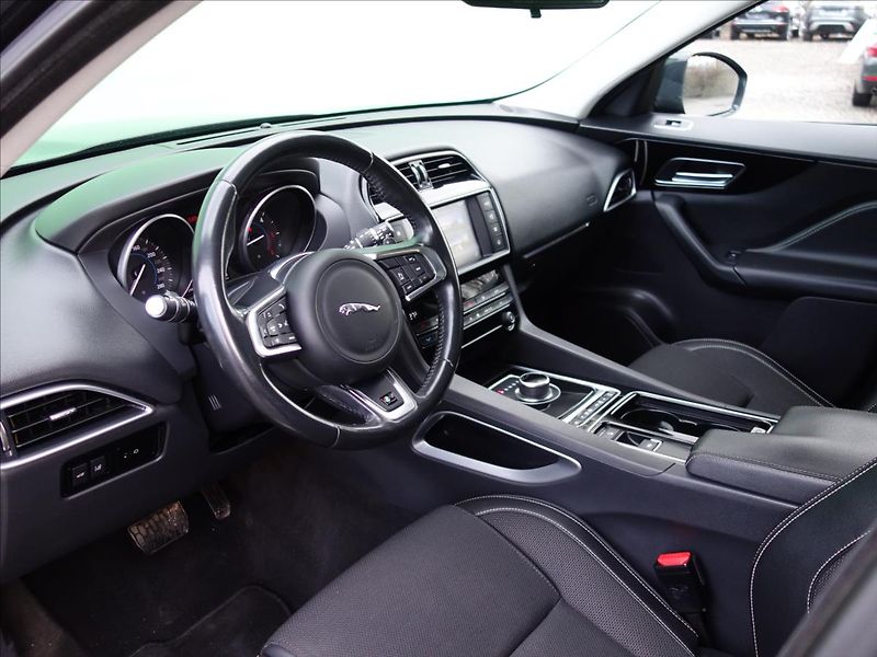 Jaguar F-Pace 2,0 20d AWD PRESTIGE - fotka 17 z 40