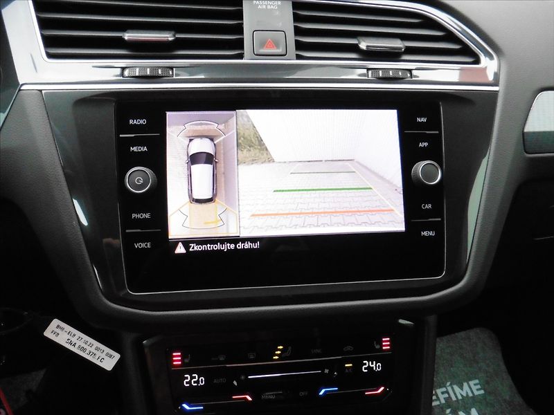 Volkswagen Tiguan 2,0 TDi Life DSG Navi - fotka 18 z 21