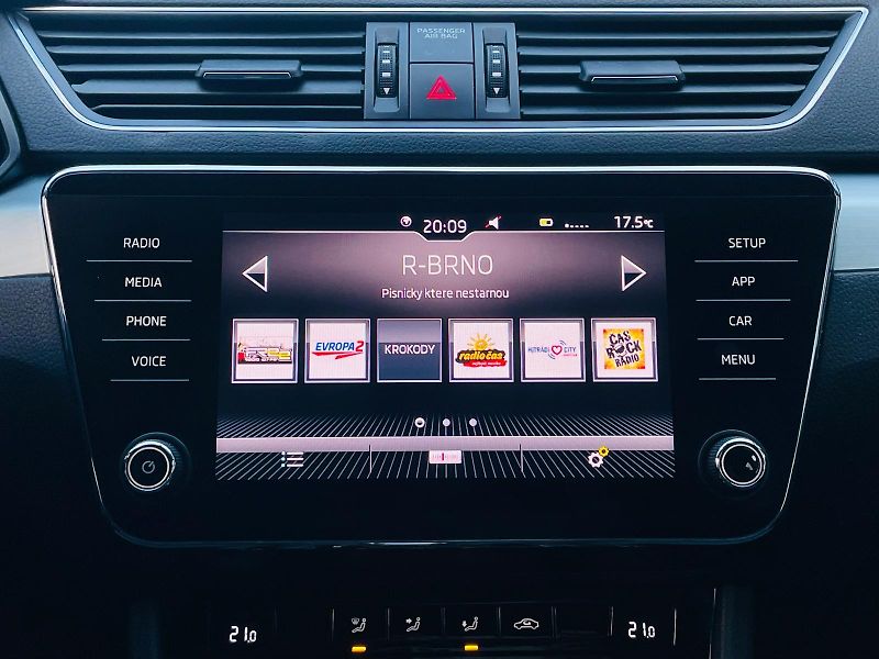 Škoda Superb 2.0TDI AUTOMAT SENZORY LED - fotka 37 z 49