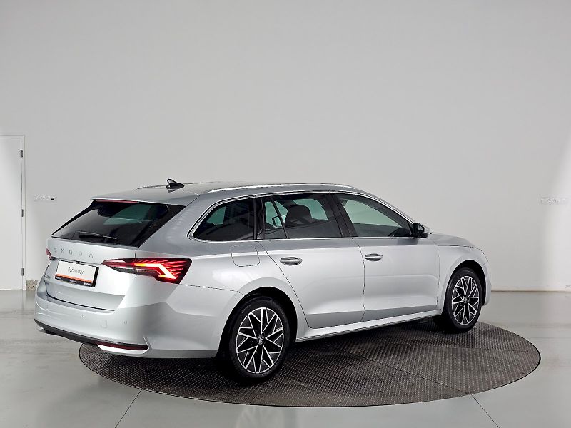 Škoda Octavia (2025) COMBI 1,5 TSI DSG TOP SELECTIO - fotka 2 z 30