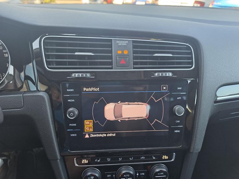 Volkswagen Golf 1.5 TSI 96kw Led  Kuže Navi - fotka 17 z 17