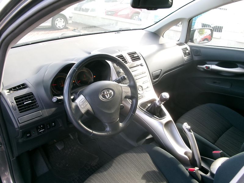 Toyota Auris (2007) 2,0 D-4D 93kW AC TEMP ALU - fotka 21 z 26
