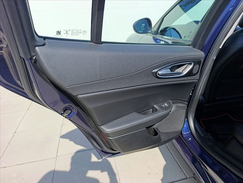 Alfa Romeo Giulia 2,2 JTD Automat Navi ,Tempomat - fotka 18 z 33