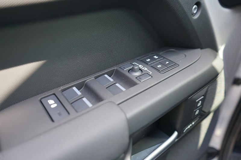 Land Rover Defender (2026) 110 X-Dynamic SE P300e       - fotka 12 z 37