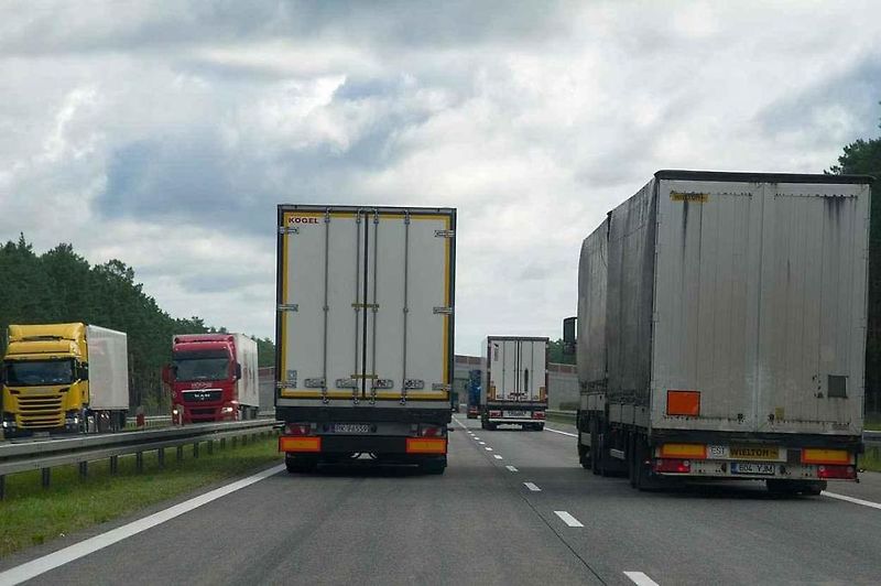 Předjíždění kamionů bude nově zakázáno na dalších úsecích českých dálnic.