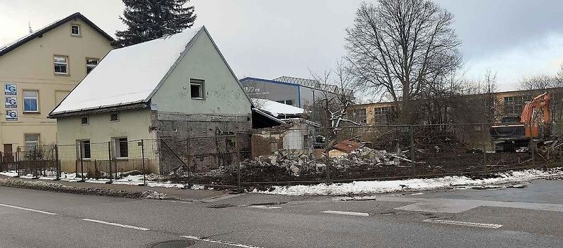 Kvůli stavbě dálnice D11 zbourali dělníci dům v Náchodské ulici v Trutnově Poříčí.