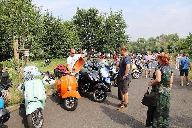 Sraz majitelů italských skútrů Vespa s názvem Vesparáda se v Lovosicích uskutečnil již popáté. Na snímku právě konvoj vyráží na spanilou jízdu.