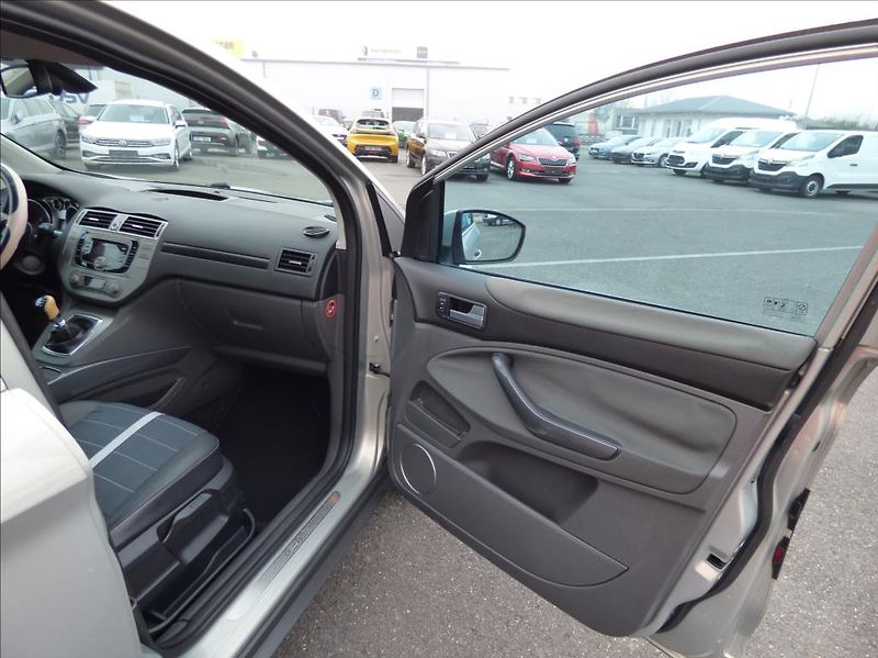 Ford Kuga 2,0 TDCI, 4x4 - fotka 19 z 47