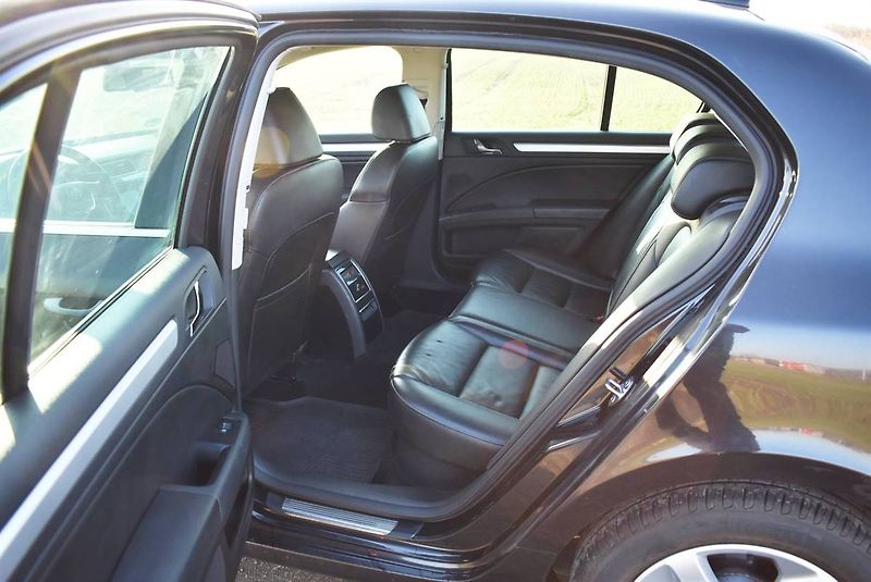 Škoda Superb 2,0 TDI SERVIS STK NOVÉ DSG! - fotka 15 z 19