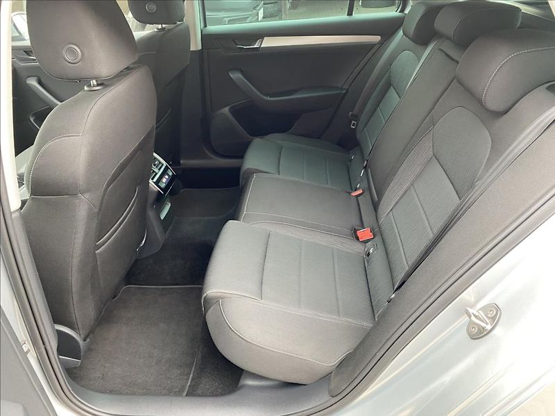 Škoda Superb 2,0 TDi  EXECUTIVE / DSG / NAV - fotka 14 z 37