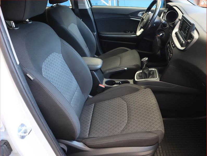 Kia Ceed (2023) 1.5 T-GDI, Serv.kniha - fotka 9 z 18