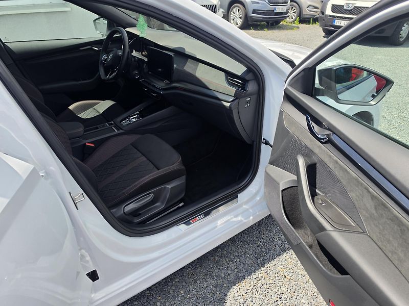 Škoda Octavia 2.0 TDI RS DSG 5100km - fotka 17 z 17