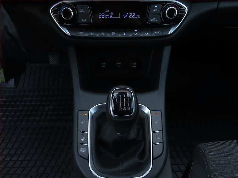 Hyundai i30 (2023) Family 1.5 T-GDI MHEV - fotka 15 z 19