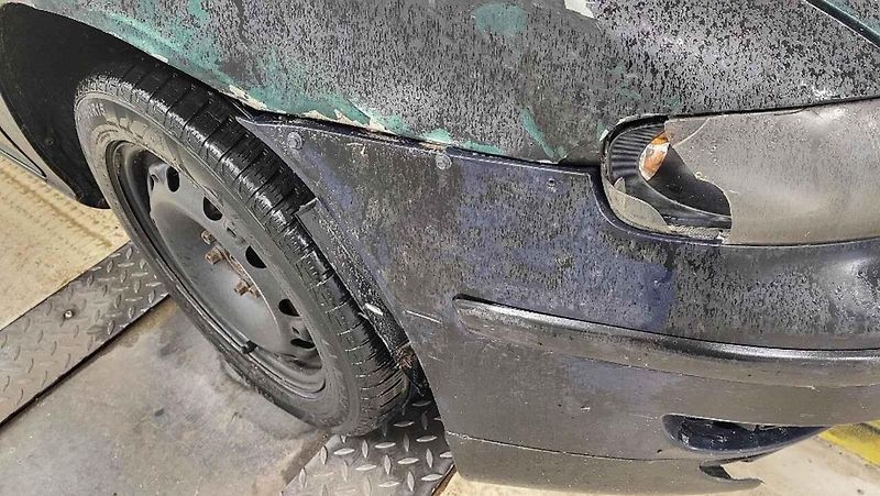 Policisté na autě našli celkem 21 závad, řidiče to stálo zákaz další jízdy, šest bodů a pokutu.