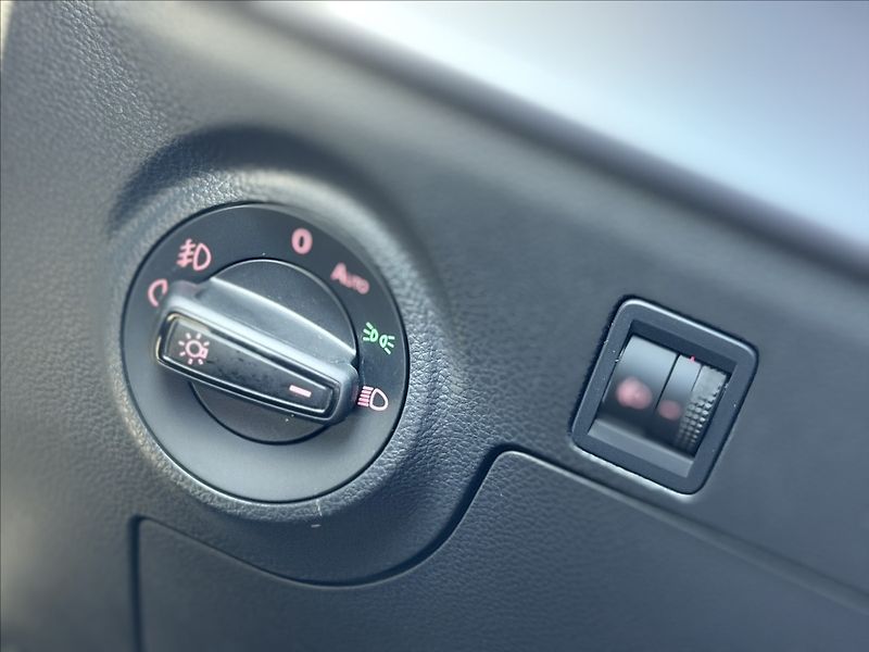 Seat Ibiza FR 70kW VIRTUAL 6tKm - fotka 15 z 35