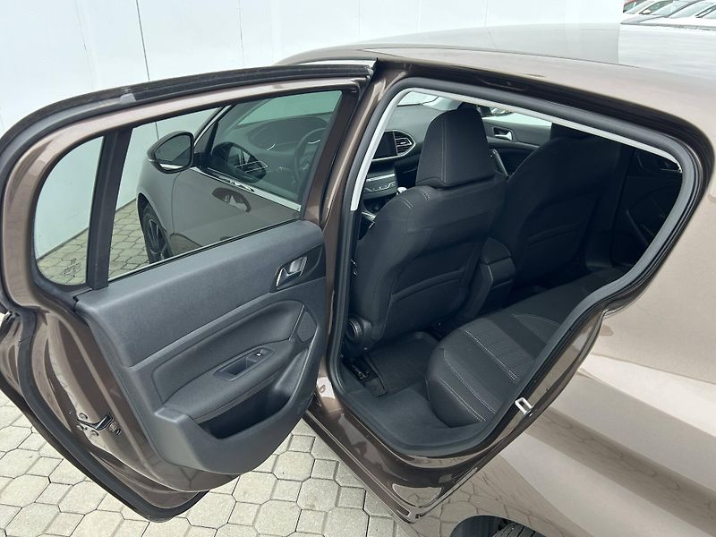 Peugeot 308 ALLURE PACK S&S MAN6 1,2 PureT - fotka 7 z 23