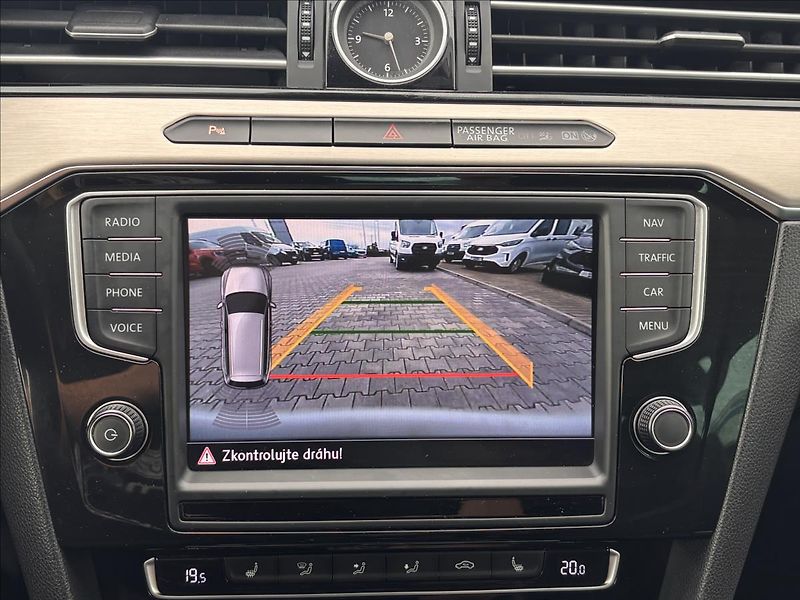 Volkswagen Passat 2,0 TDI 110kW BMT Highline - fotka 25 z 33