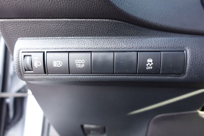 Toyota Corolla 2.0HSD e-CVT Comfort Tech - fotka 19 z 32