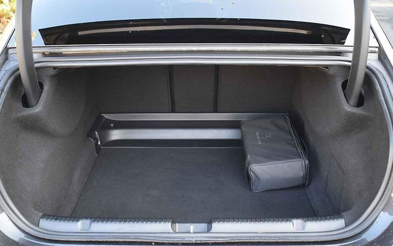 Mercedes AMG EQE 43 4Matic poslouží k reprezentaci i k zábavě
