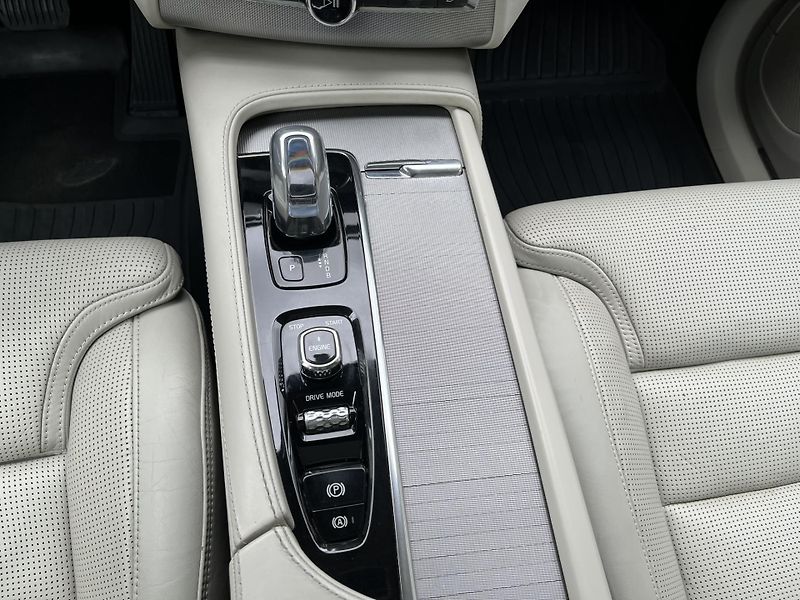 Volvo XC90 (2016) T8 AWD TWIN-ENGINE INSCRIPTION - fotka 25 z 47