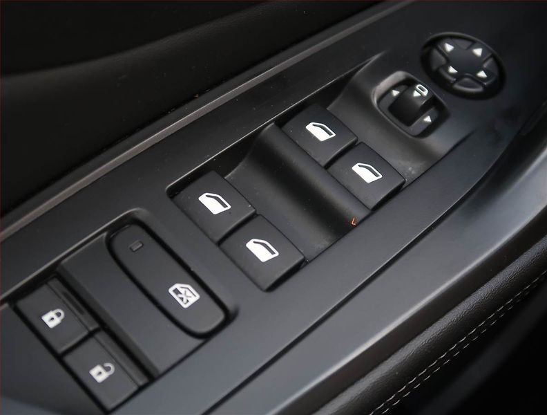 Peugeot 308 (2022) 1.2 PureTech, Serv.kniha, Kůže - fotka 16 z 23