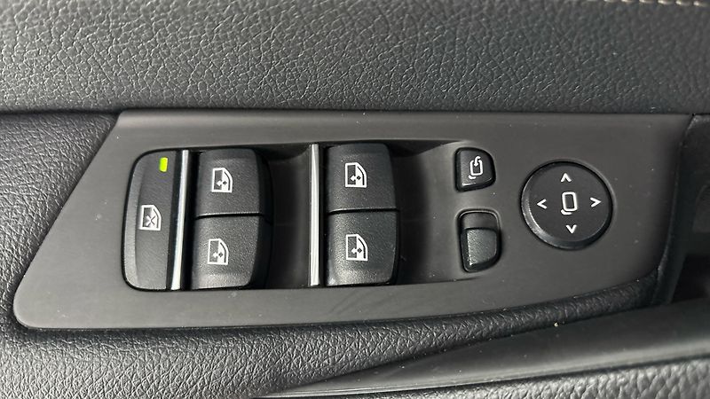 BMW Řada 5 540i AUT xDrive M-paket Tourin - fotka 24 z 34