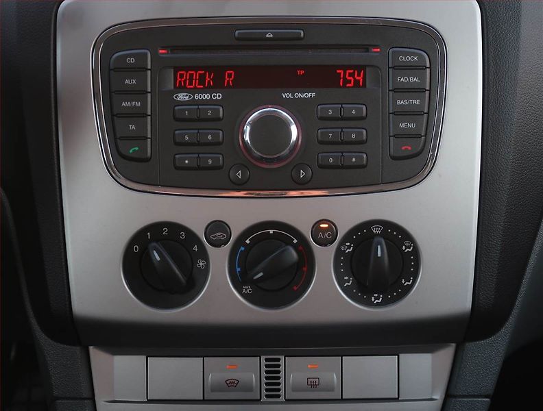 Ford Focus (2011) 1.6 16V, nová STK - fotka 12 z 17