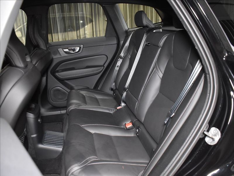 Volvo XC60 2,0 T6 AWD PLUS Black Edition - fotka 9 z 26