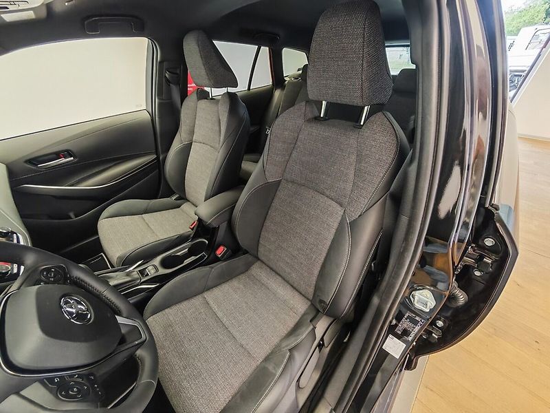 Toyota Corolla Touring Sports 2.0 Hybrid Styl - fotka 14 z 38