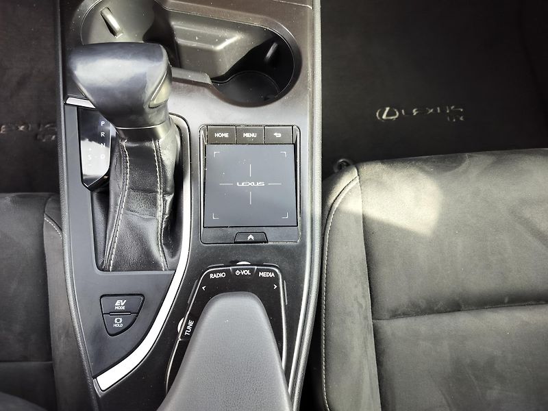 Lexus UX 250h BUSINESS edition,alcantara - fotka 16 z 24