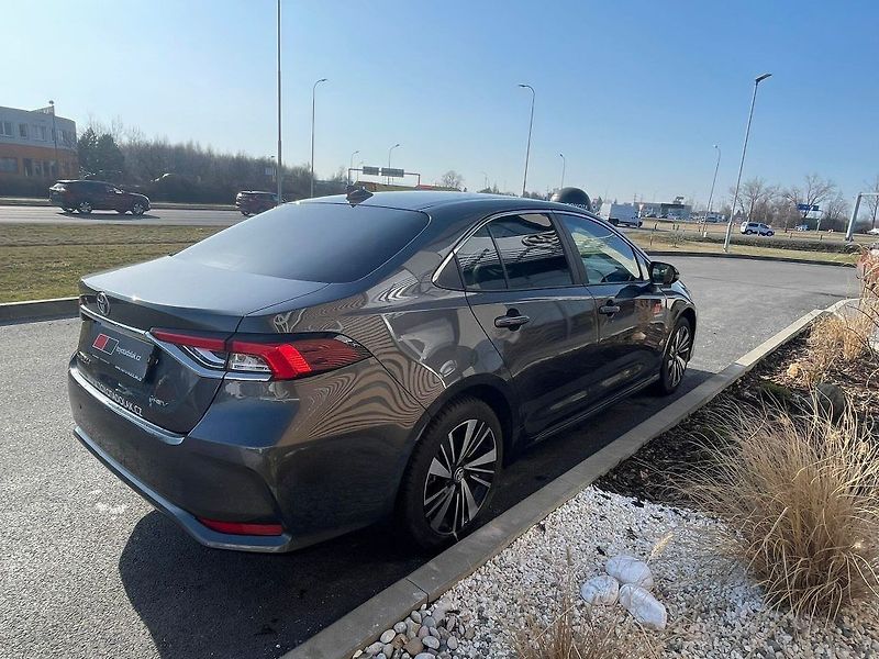Toyota Corolla 1.8 Hybrid Style - fotka 7 z 24