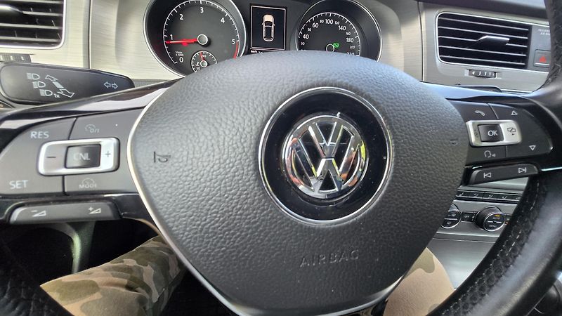 Volkswagen Golf 1.6TDI  DSG COMFORT 77KW - fotka 36 z 44