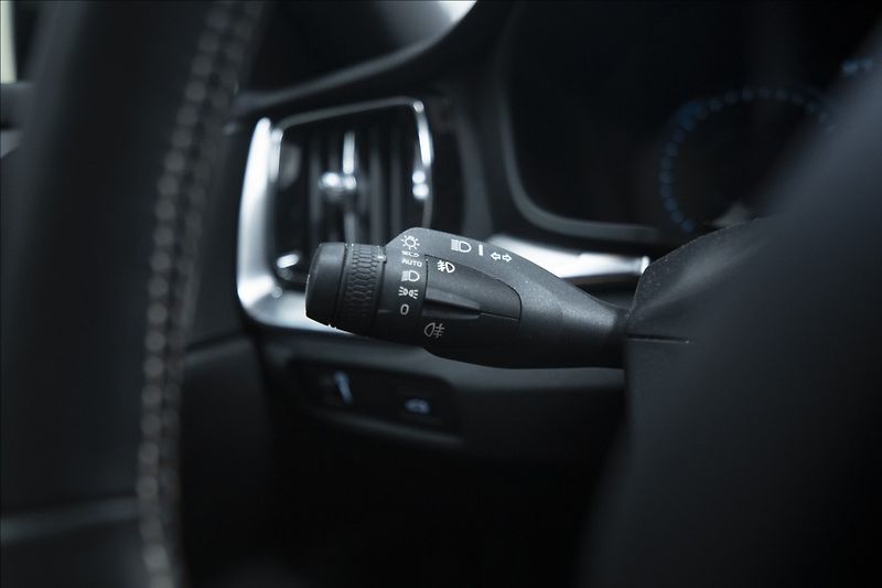 Volvo V60 2,0 D4 R-DESIGN NAVI KAMERA ČR - fotka 32 z 40