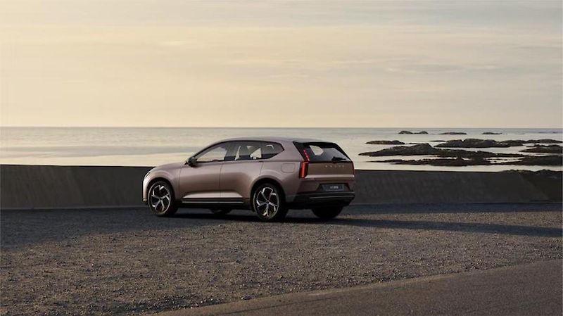 Volvo EX60 (2026) AWD P10 PURE ELECTRIC PLUS AUT - fotka 11 z 13