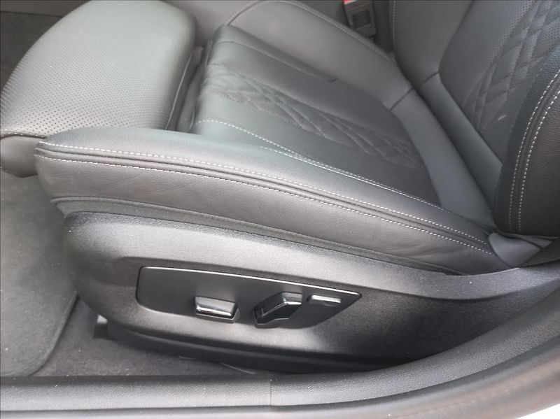 BMW Řada 5 530d Touring xDrive M-paket - fotka 21 z 26