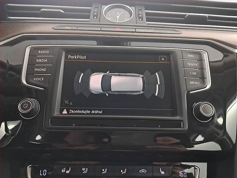 Volkswagen Passat (2016) Highline 2.0 TDI, Kůže, Navi - fotka 16 z 23