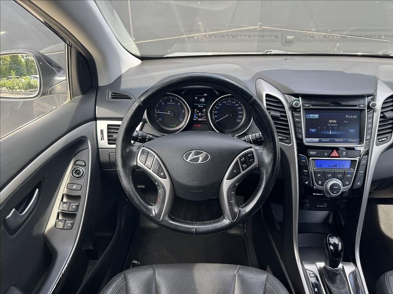 Hyundai i30 1,6 CRDI Premium AT ČR - fotka 15 z 28
