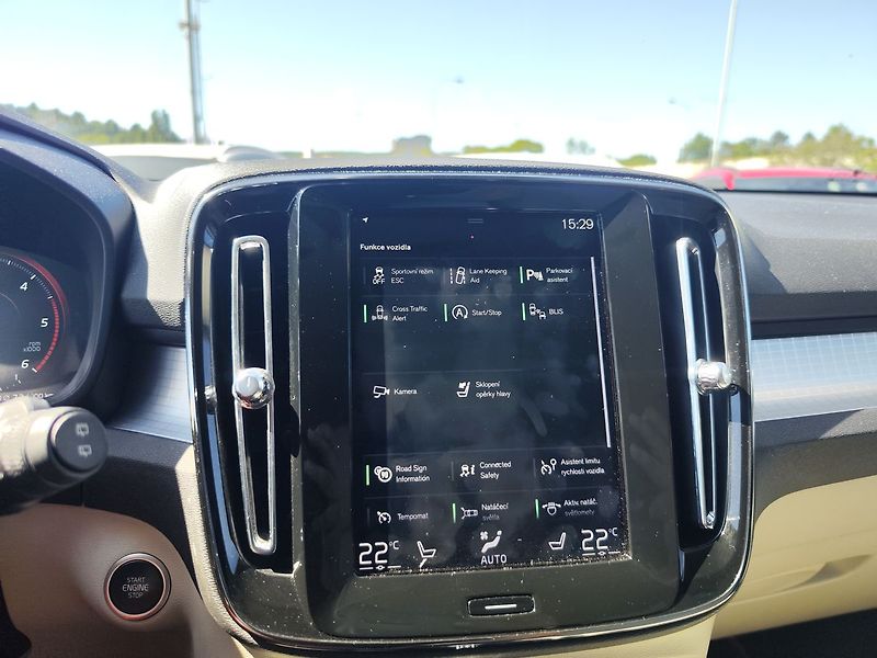 Volvo XC40 D3 2.0D Momentum Pro AT - fotka 23 z 38