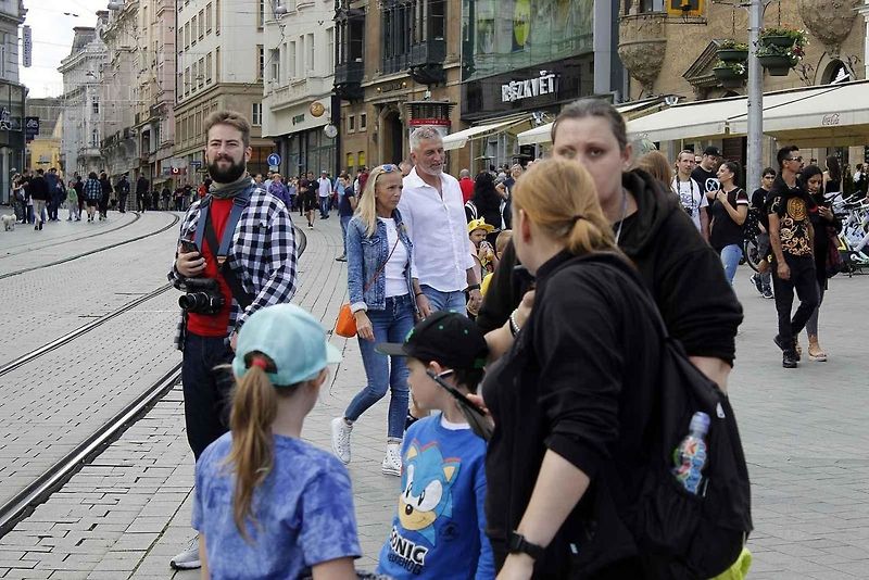 Historická kolona vozidel projela v sobotu odpoledne brněnským náměstím Svobody.