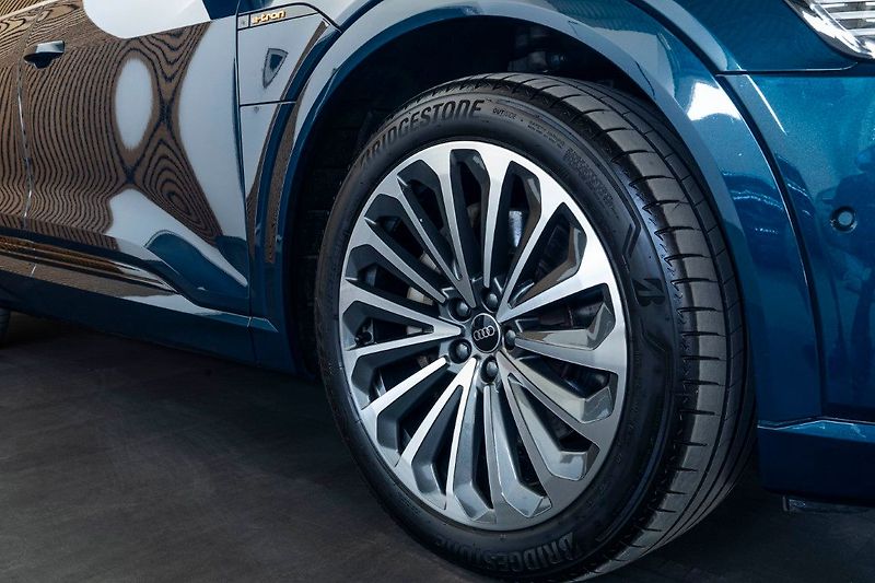 Audi e-tron 55 300kW Pano ACC 360 Tažné - fotka 12 z 42
