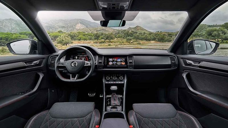 Vybírání vozu v showroomu Škoda Plus