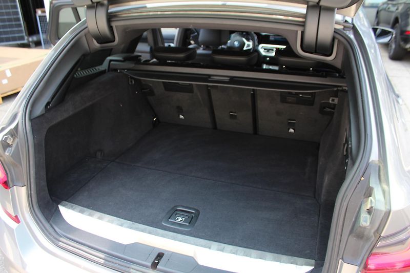 BMW Řada 3 330e xDrive Touring - fotka 21 z 23